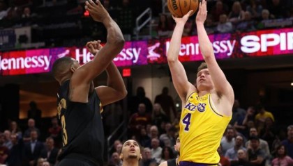 世俱杯免费直播-湖人连败仍有惊喜！菜鸟末节轰18分，雷迪克重用他？